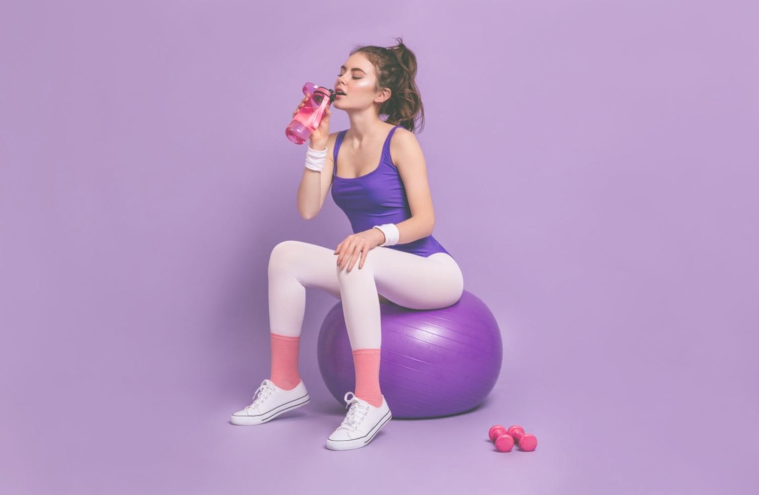 Persona realizando ejercicio funcional en gimnasio moderno